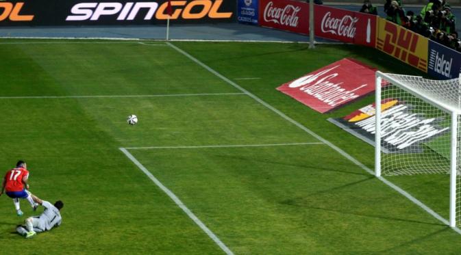Gary Medel cetak gol keempat saat Chile mengalahkan Bolivia 5-0 (Reuters / Ricardo Moraes)