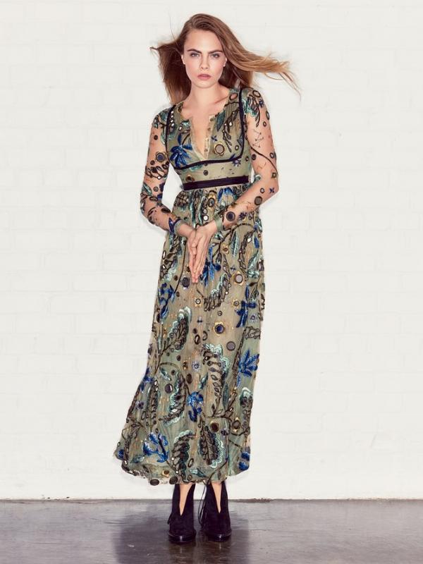 Pose Cara Delevingne untuk majalah Vogue. (foto: celebuzz)