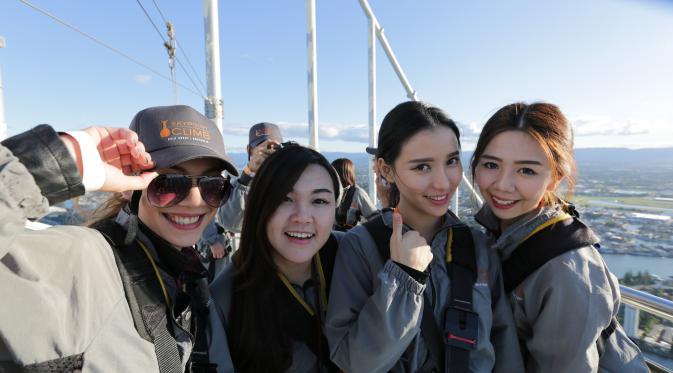 Shae dkk berjalan di atas Skypoint Climb, Queensland (Nizar Zulmi/Bintang.com)