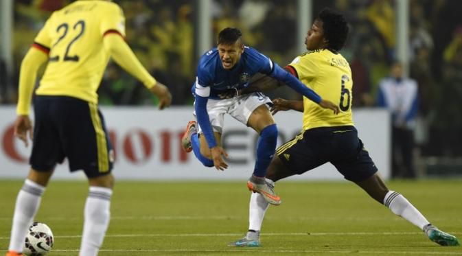 Neymar sering dihadang lawan dalam pertandingan. (PABLO PORCIUNCULA / AFP)