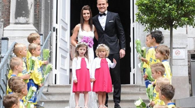 MENIKAH - Mignolet menikahi kekasihnya Jasmine Claes di sebuah gereja di di Sint-Truiden. (Daily Mail)