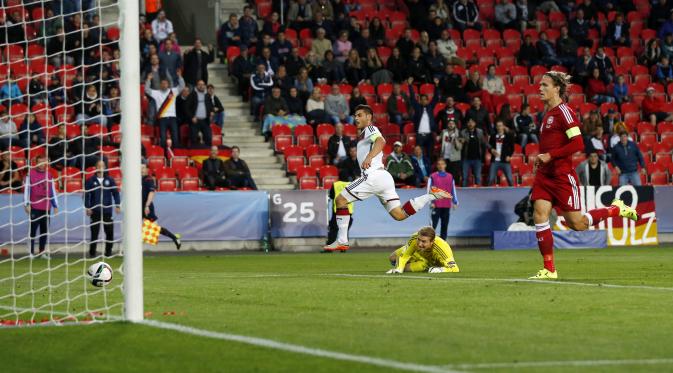 SELEBRASI - Kevin Volland melakukan selebrasi usai mencetak gol ke gawang Timnas Denmark U-21. ( Reuters / Lee Smith)