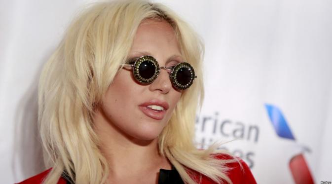 Lady Gaga pada acara Songwiters Hall of Fame Awards. (via voanews.com)