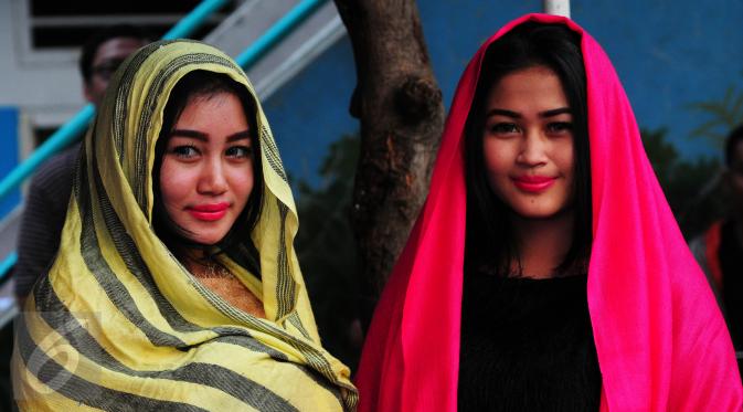 Duo Serigala sangat identik dengan image seksi. Namun di Bulan Ramadan ini, Pamela Safitri dan Ovi Novianti mengaku ingin stop tampil seksi, Jakarta, Jumat, (19/6/2015). (Liputan6.com/Faisal R Syam)