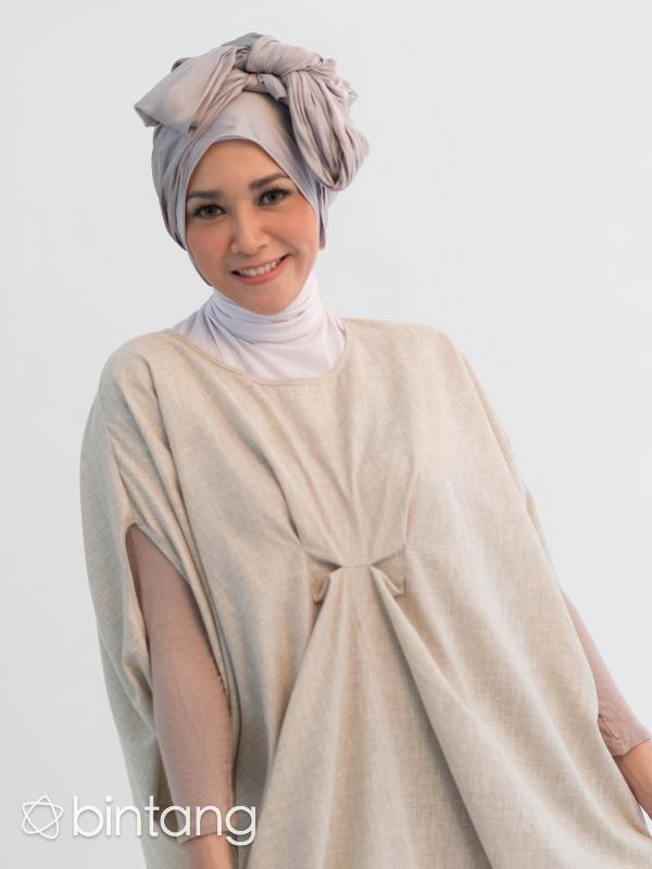 Namun menurut Maia Estianty koleksinya memang lebih banyak untuk perempuan berhijab. (Wardrobe by Kayara. Desmond Manulang/Bintang.com)