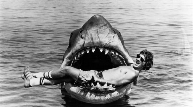 Steven Spielberg di masa muda saat syuting Jaws. 