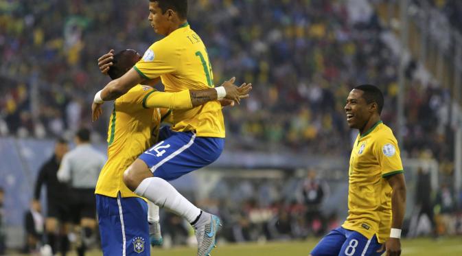 Thiago Silva rayakan gol lawan Venezuela (REUTERS/Andres Stapff)