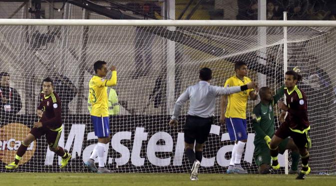 Miku (kiri) rayakan gol ke gawang Brasil (AFP)
