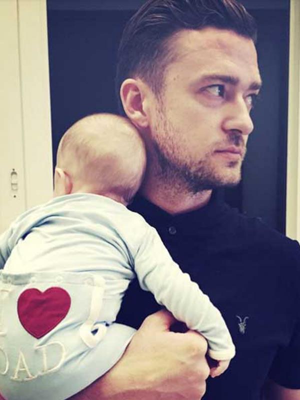Justin Timberlake menggendong bayi Silas Randal. (foto: eonline)