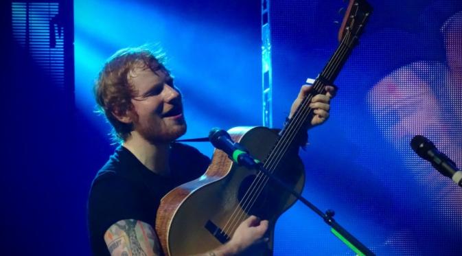 Ed Sheeran tampil memukau di Rogers Arena, Vancouver, Kanada. (via vancitybuzz.com)