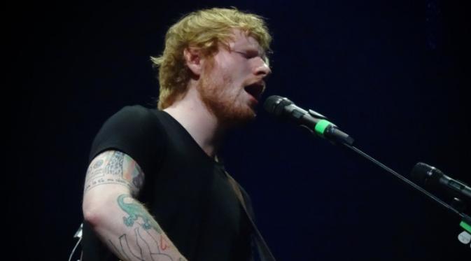 Ed Sheeran tampil seorang diri tanpa band, penyanyi dan penari latar (via vancitybuzz.com)