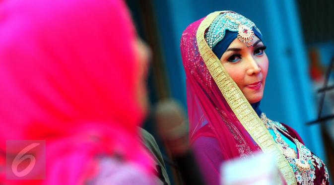 Artis seksi Roro Fitria mengenakan pakaian tertutup dan memakai jilbab ketika menghadiri acara buka puasa bersama anak yatim, di kawasan Tanah Abang, Jakarta. Foto diambil pada 19 Juni 2015. (Liputan6.com/Faisal R Syam)