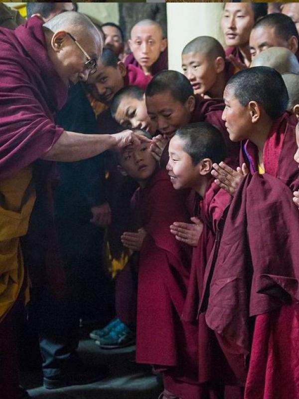 10 Fakta Dalai Lama yang Perlu Kamu Ketahui. | via: instagram.com/dalailama