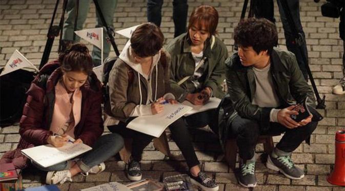 Cha Tae Hyun saat sibuk dengan timnya dalam sebuah adegan di drama Korea Producer.