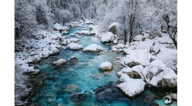 Foto: Soca river in snow oleh Luke Esenko (500px.com)