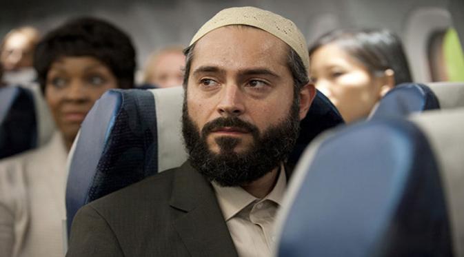 Ilustrasi pria muslim dalam pesawat | Via: conservativepapers.com