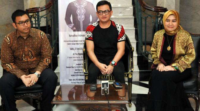 Hedi Yunus bersama promotor Ramadhan Intimate Concert, Abdi Alamsyah dan owner Pejaten House, Dewi Arimbi Soeharto Alamsyah. Foto: Panji Diksana/Liputan6.com