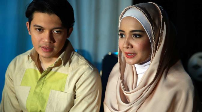 Irwansyah dan Zaskia Sungkar meminta agar para warga Jakarta sudi menjaga kebersihan. (Deki Prayoga/Bintang.com)