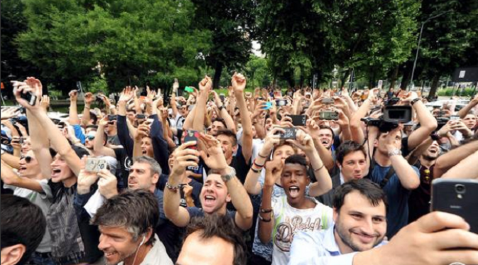 ANTUSIAS - Fans Inter Milan berkumpul untuk menyambut kedatangan Kondogbia. (Inter Milan)