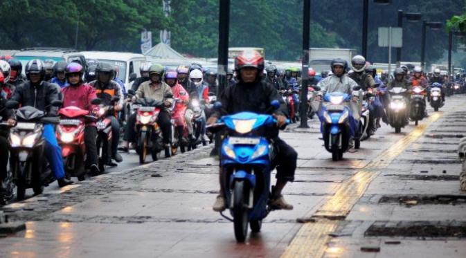 Pengendara motor yang naik trotoar di Jakarta 