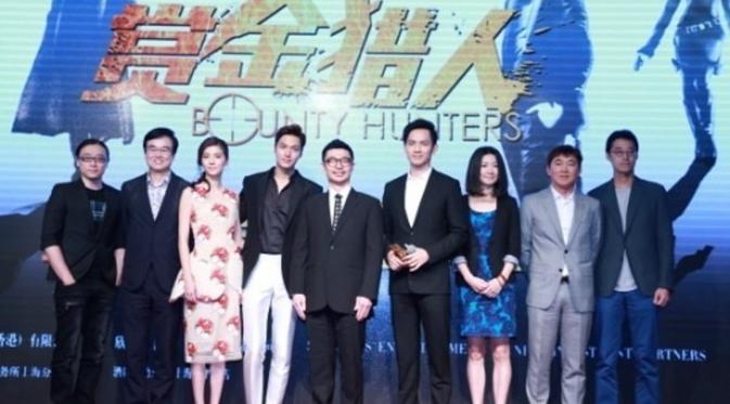 Lee Min Ho saat menghadiri konferensi pers film terbarunya, Bounty Hunters berfoto bersama semua pemain, termasuk Wallace Chung.