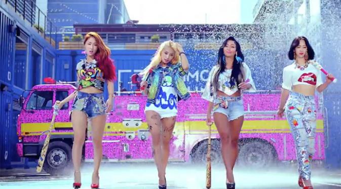 SISTAR dengan videoklip Shake It yang meraih perhatian publik dengan masuk ke chart Korea.