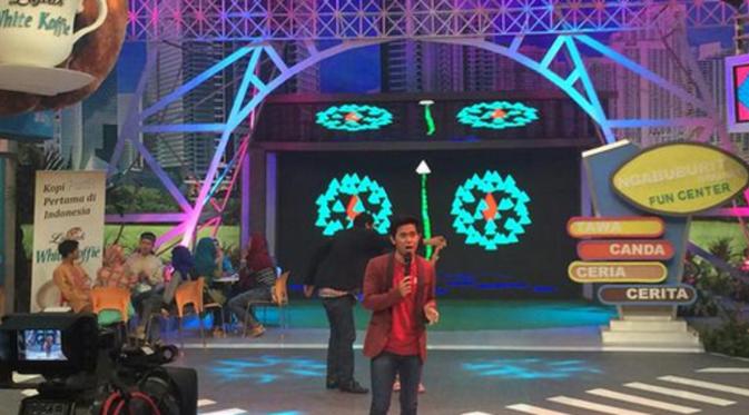 Cakra Khan saat mengisi sebuah acara di televisi swasta.