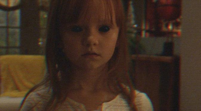 Salah satu gambar untuk film Paranormal Activity: The Ghost Dimension membeberkan cara untuk memasuki dimensi hantu.