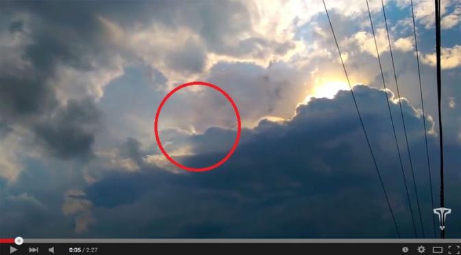 Cahaya itu menghilang di balik awan dalam empat detik alias di detik 00.05 | Via: youtube.com