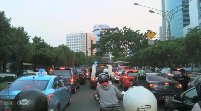 Rombongan Presiden Jokowi terjebak macet di jalan. (Liputan6.com/ Luqman Rimadi)