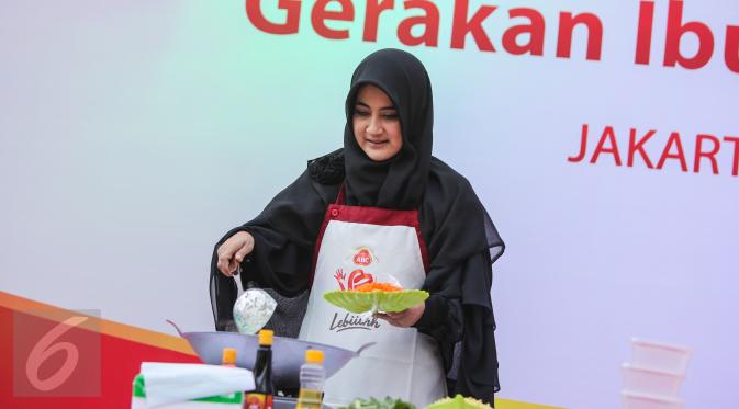 Umi Pipik memasak saat acara 'Gerakan Ibu Memberi Lebih', Jakarta, Rabu (24/6/2015). Rencananya kegiatan ini akan digelar secara serentak di 30 kota di Pulau Jawa pada 5 Juli mendatang (Liputan6.com/Faizal Fanani)unjuk kebolehan 