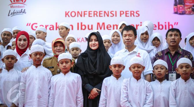 Umi Pipik dan Annisa Trihapsari berpose bersama anak yatim usai acara 'Gerakan Ibu Memberi Lebih', Jakarta, Rabu (24/6/2015). Rencananya kegiatan ini akan digelar secara serentak di 30 kota di Pulau Jawa pada 5 Juli mendatang (Liputan6.com/Faizal Fanani)