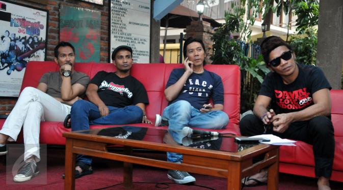 Slank menggelar konferensi pers terkait peluncuran single terbaru mereka bertajuk “Halal”, Jakarta, Rabu (24/6/2015). Single Halal adalah lagu reliji Slank yang berisi ajakan untuk tidak korupsi (Liputan6.com/Panji Diksana)