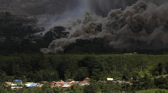 Kepulan awan panas dari Gunung Sinabung membubung ke angkasa, di deket desa Kuta Tonggal, Karo, Sumatera Utara, Rabu (24/6/2015). Sekitar 10.000 jiwa warga yang tinggal di kaki Gunung Sinabung, kini berada di posko pengungsian. (REUTERS/Beawiharta)
