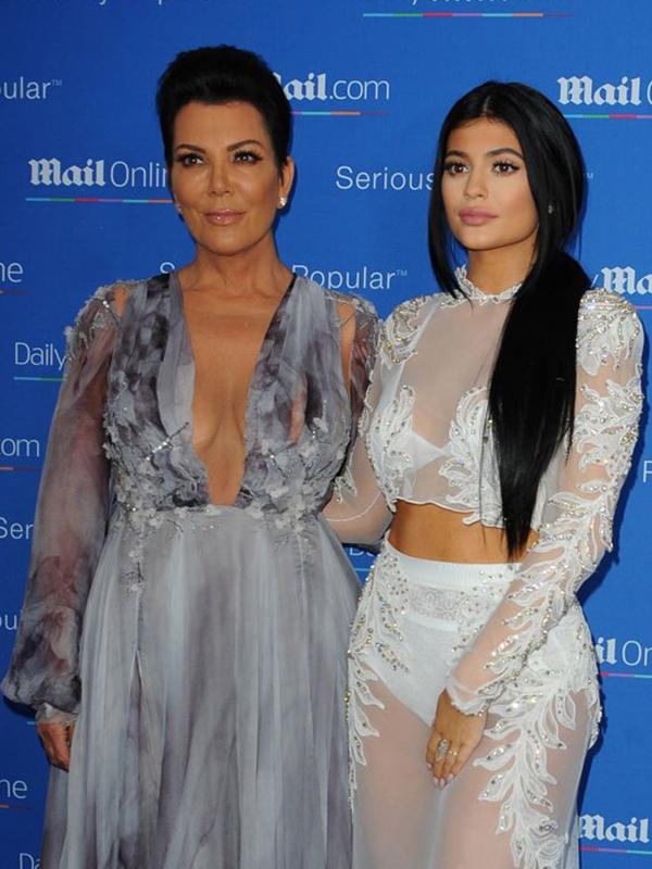 Kylie dan Kris Jenner saat menghadiri pesta Daily Mail. (foto: hollywoodlife)