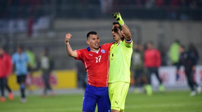 Claudio Bravo (kanan) dan Gary Medel rayakan kemenangan Chili (AFP PHOTO / MARTIN BERNETTI)