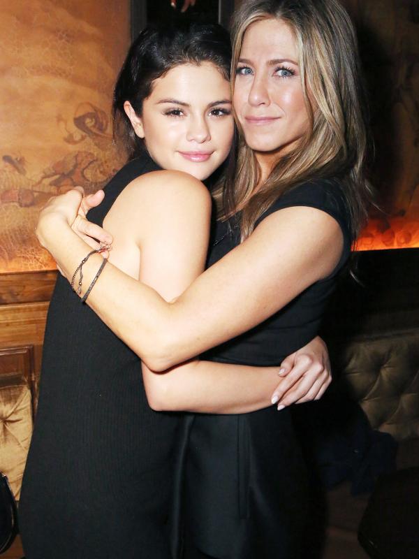 Selena Gomez dan Jennifer Aniston. (foto: usmagazine)