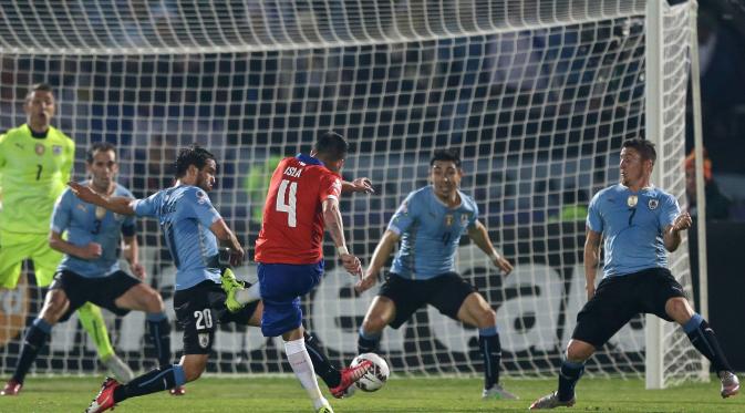 Tendangan pemain Cile, Mauricio Isla ini berbuah gol yang menjadi penentu kemenangan Cile atas Uruguay. (AP Photo/Ricardo Mazalan)