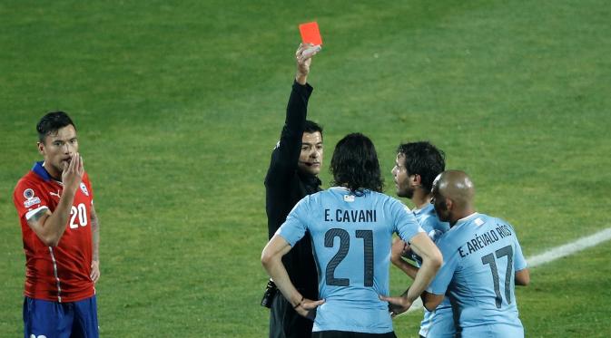 Edinson Cavani mendapat kartu merah dari wasit setelah menerima kartu kuning kedua karena menampar Gonzalo Jara. (AP Photo/Silvia Izquierdo)