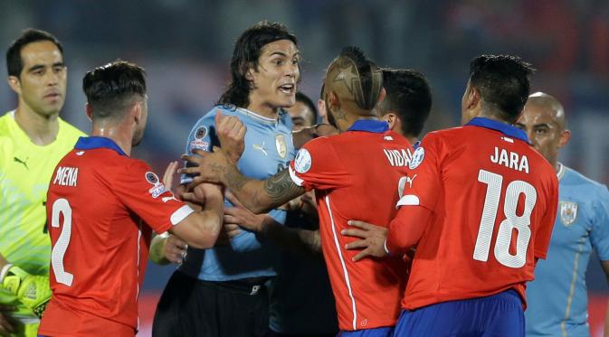 Keributan antar pemain kedua tim terjadi setelah Edinson Cavani menerima kartu merah. (AP Photo/Ricardo Mazalan)