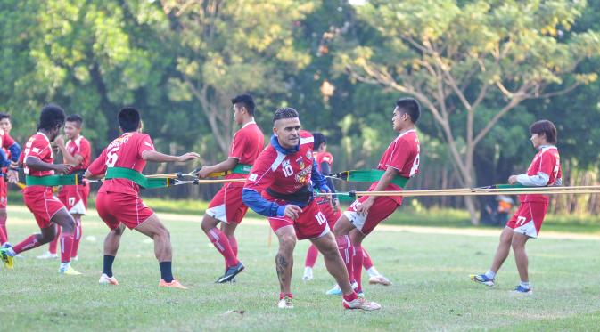 TAHAN BANTING - Para pemain Arema tahan banting menjalani latihan keras di bulan Ramadhan. (Bola.com/Kevin Setiawan).