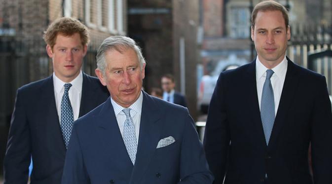 Pangeran Charles berjalan didampingi dua anak laki-lakinya, Pangeran William dan Pangeran Harry. (foto: dailymail)