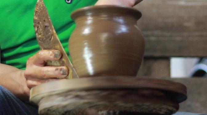 Desa Pulutan merupakan desa yang sebagian besar penduduknya berprofesi sebagai pengrajin keramik.