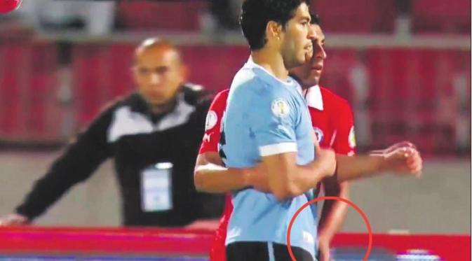 Tindakan Tak Senonoh Gonzalo Jara Terhadap Luis Suarez