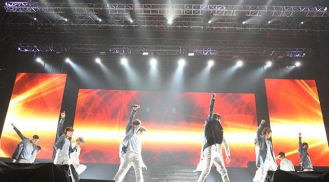 Boy band K-Pop terlama Shinhwa saat beraksi dalam salah satu konsernya.