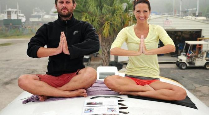 Matt dan Jessica Johnson menjual seluruh miliknya demi berlayar keliling dunia (Foto: Business Insider)