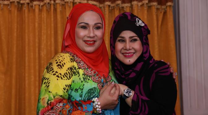 Camelia Malik & Elvi Sukaesih (Foto: Wimbarsana/Bintang.com)
