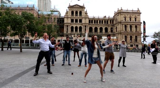 Shae ajak warga Brisbane, Australia nari Gojigo (Nizar Zulmi/Bintang.com)