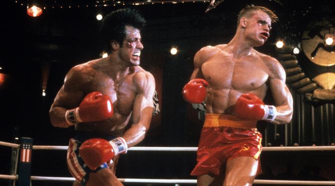 Dolph Lundgreen sebagai Drago saat beradu jotos dengan Sylvester Stallone dalam Rocky IV. (npr.org)