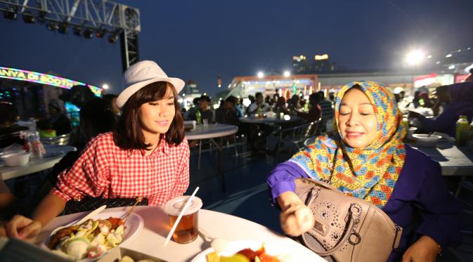 Keseruan Anisa Rahma Mengunjungi Jakarta Fair Kemayoran. (Nizar Zulmi/Bintang.com)